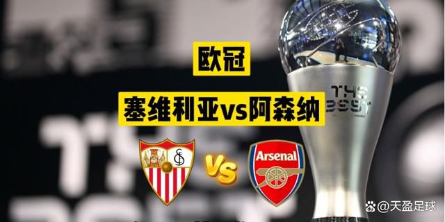 当天她以一身空姐造型出现在闹市，引来无数围观者。