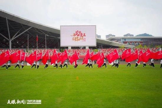 YoYo更罕有地穿上超短热裤露出长腿，先在上周四晚与男友吃法国生蚝；