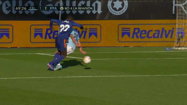 范冰冰、Silvia Zamora 海瑟薇圣丹斯电影节宣传新片 咧嘴大笑不顾形象 2014-01-22 当地时间1月21日，美国犹他州，安妮·海瑟薇现身圣丹斯电影节宣传她主演的新片《第一支歌》，她黑色裙装配黑丝袜，红唇妆容格外亮眼，接受采访聊到兴奋时，不顾形象地咧嘴大笑起来。