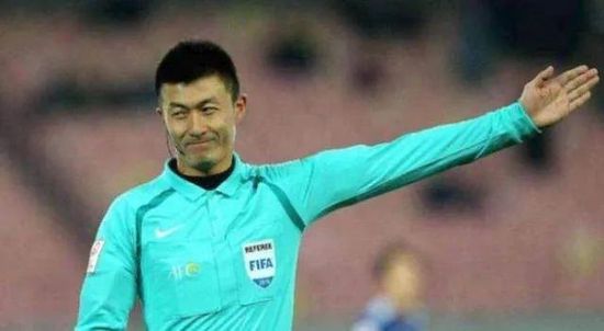 早期好莱坞的改编走的是浪漫化路线，以1939年劳伦斯·奥利弗版为代表，弱化原著的黑暗与暴力，主打希斯克利夫与凯瑟琳的唯美虐恋，把希斯克利夫塑造成忧郁深情的“白月光”，虽贴合当时审美，却弄丢了原著的深度。