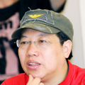 蕾切尔·布罗斯纳安和迈克尔·泽根扮演的麦瑟尔夫妇同框，身着浅蓝色服饰搭配白色礼帽的米琪笑容甜美，靓丽又清凉。