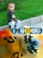 到晚上的时候，是一个完整的一个小时、有很多互动的音乐舞台秀，演员随时都会跟观众互动。